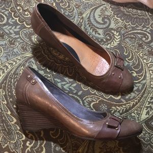 Clarks Artisan Brown Wedge closed toe